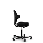 HAG Capisco 8106 B&uuml;rostuhl mit Sattelsitz - Schnelllieferprogramm Xtreme Schwarz EXR009 Aluminium schwarz Gestellfarbe Weiche Rollen f&uuml;r harte B&ouml;den